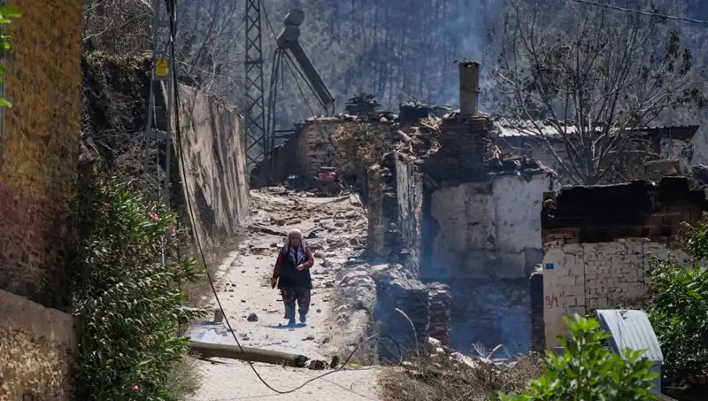 İzmir ve Bilecik’te Korkunç Yangın: 415 Bina Küle Döndü
