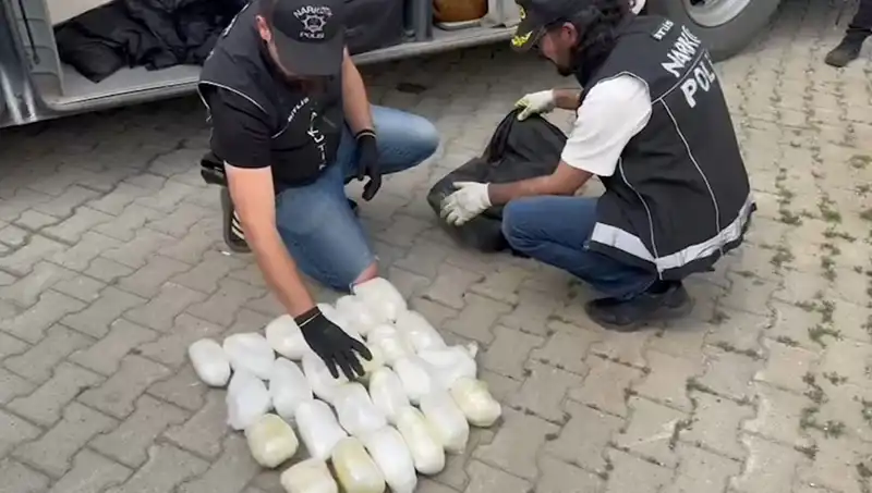 Yolcu Valizinde 13 Kilo Metamfetaminle Yakalandı: Uyuşturucu Kaçakçılığına Dikkat!