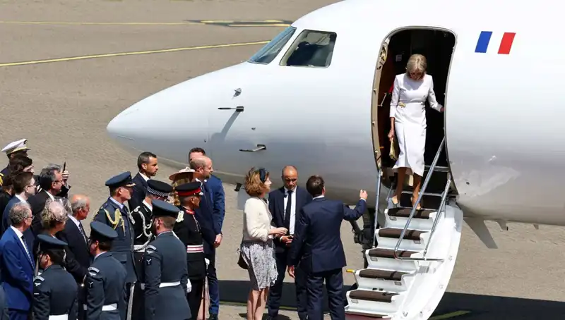 Eşi Brigitte Macron’un Elini Bıraktı: Mesele Ne?