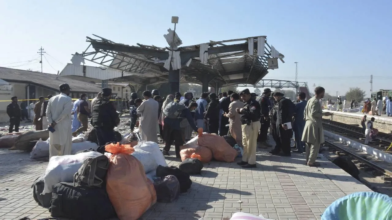 Pakistan'da Tren İstasyonunda Patlama: En Az 26 Ölü