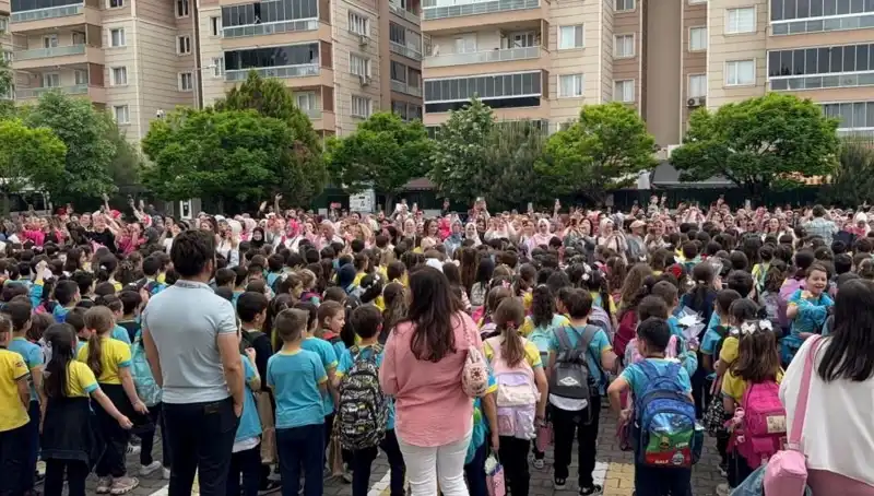 Öğrencilerin Annesine Yaptığı Duygu Dolu Sürpriz Tüm Gözleri Yaşarttı