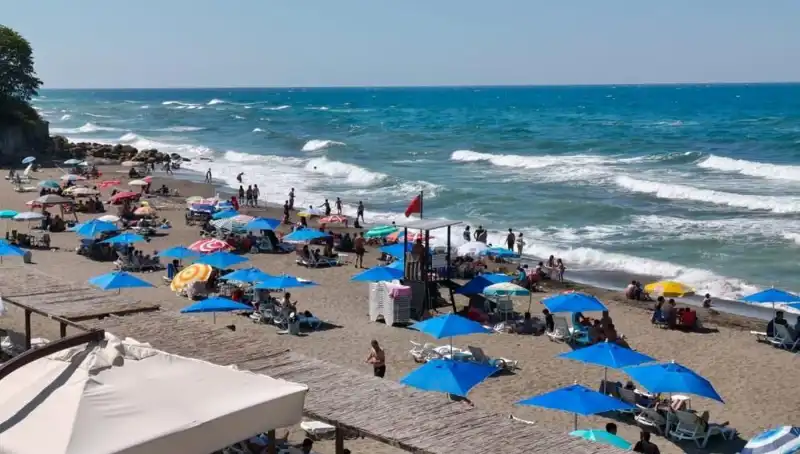 Akçakoca'da Denizde Yüzme Yasağı: Nedeni ve Etkileri