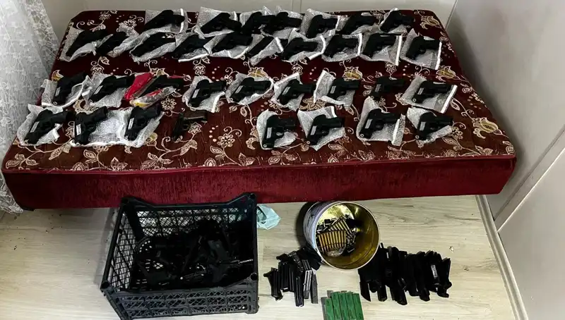 Gaziantep'te Sıra Dışı Operasyon: 45 Silah ve El Bombası Ele Geçirildi