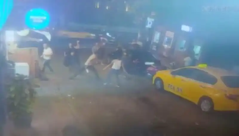 Beyoğlu'nda Laf Atma Kavgası: Gözler Önünde Gerçekleşen Olayda Kan Aktı