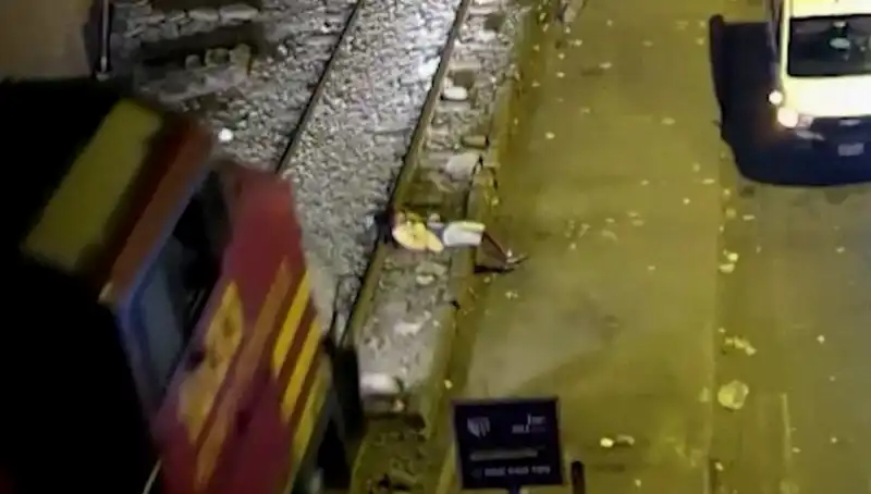 Tren Kazasında Mucizevi Hayatta Kalma: Genç Adam Nasıl Kurtuldu?