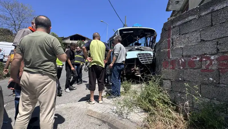 Minibüs Kaza Yaptı: 14 Kişi Yaralandı, Olayın Perde Arkası Neler?