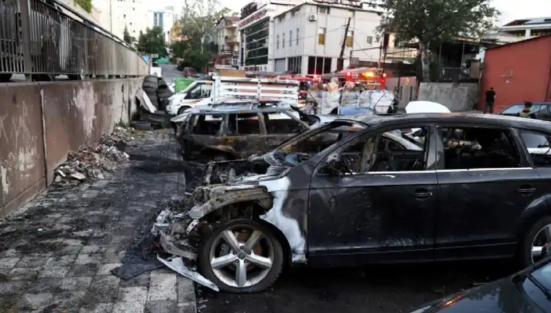 Sanayi Alanında Yaşanan Yangın: Bekleyen Araçlar Alev Alev Yandı!