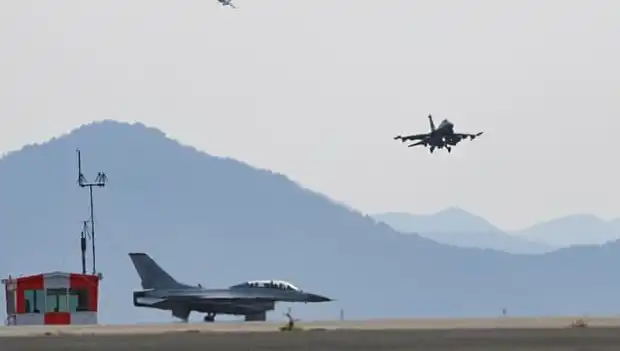 Güney Kore'de Askeri Tatbikat: Savaş Uçağı Köyü Bombaladı, 7 Yaralı!