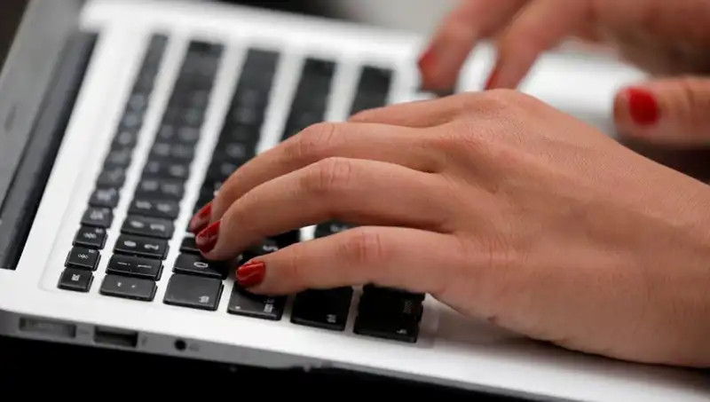 Laptop Mikrofonlarında Gizli Tehlike: Kapalıyken Bile Dinlenebiliyor