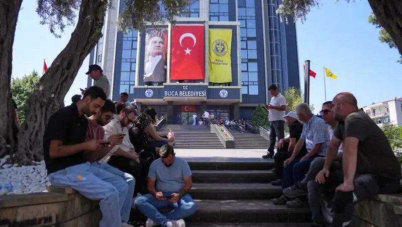 İhtiyaç ve Hak Arayışı: Ücretlerini Alamayan İşçiler Oturma Eylemi Yaptı