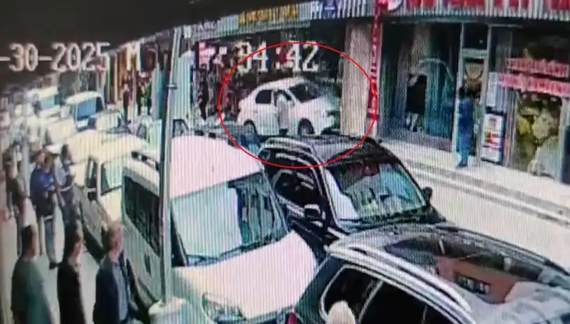Alkollü Sürücü Acelesiyle Mahalle Mağazasına Daldı, Çocuklar Son Anda Kurtuldu!
