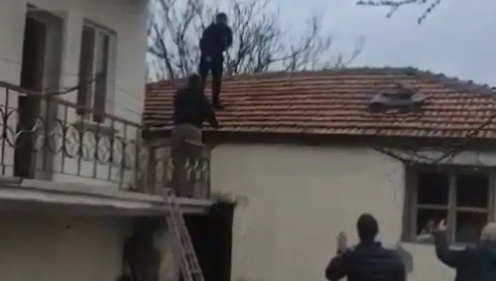 Polis Çatıdaki Şüpheliyi Kıstırdı, "10 Yıl Yatmamaya Ant İçtim" Dedi!