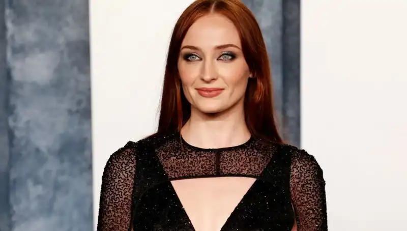 Sophie Turner: Game of Thrones Yıldızı Sosyal Medyadaki Yorumlara Neden Tepki Gösterdi?