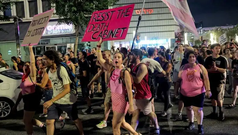 Tel Aviv'de On Binlerce Kişi Netanyahu'ya Karşı Protesto Gösterisi Düzenledi