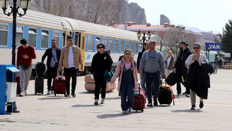 İranlı Turistlerin Nevruz Kutlaması İçin Van'a Yoğun Akını