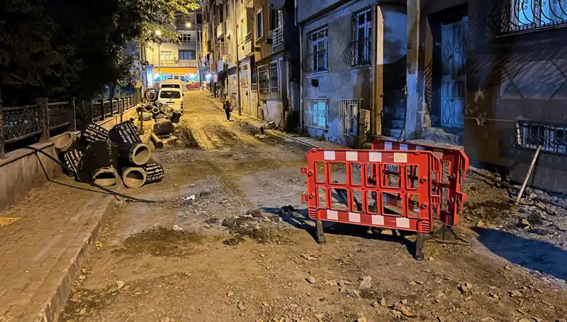 Bayrampaşa'da Altyapı Çalışmalarında Heyecan Verici Olay: Rögar Kapağı Patladı!