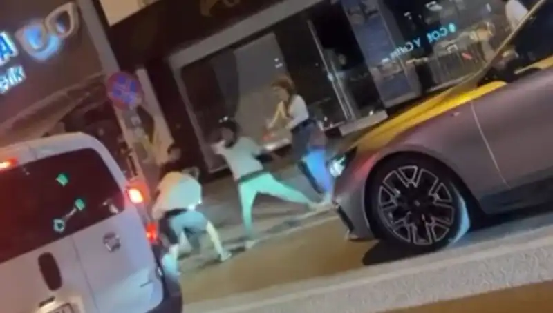 Cadde Boks Ringine Dönüşüyor: Sıcak Sokaklarda Yumruklar Uçuştu!