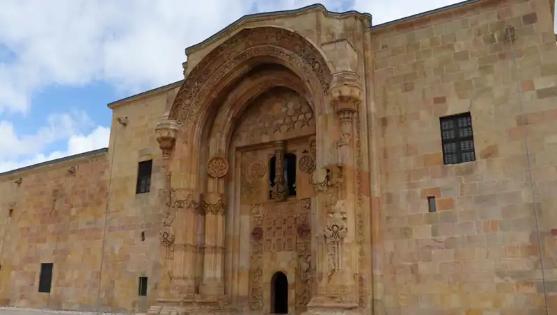 Divriği Ulu Camii ve Darüşşifası'na Yoğun Ziyaretçi Akını: Tarih Canlanıyor