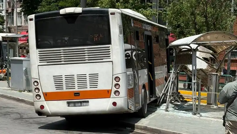 Belediye Otobüsü Tramvay Durağına Girdi: Olayın Ayrıntıları ve İlk İfadeler