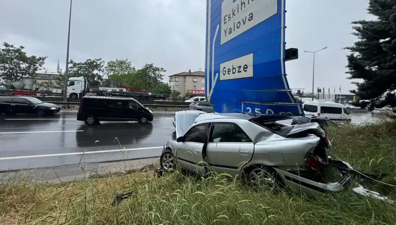 Trafik Levzasına Çarpan Araçta Yaralı Vatandaş Hastaneye Kaldırıldı