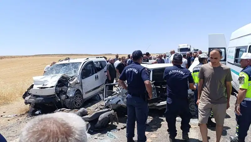 Otomobil ile Hafif Ticari Araç Çarpıştı: Feci Kaza 4 Can Alındı