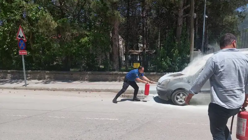 Emniyet Önünde Alev Alan Araç: Yangın Polisi Hareket Geçirdi!