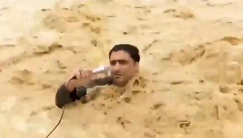 Sel Sularına Kapılan Yayıncı, Korku Dolu Anları Anlatıyor!