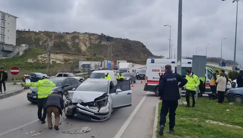 Sinop'ta Otomobil Kazası: Çarpışan Araçlarda Yaralılar ve Panik