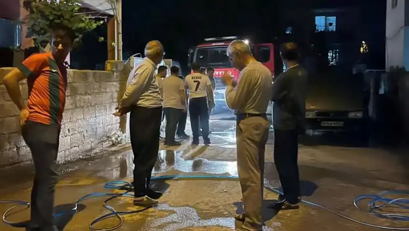 Park Halindeki Araçta Çıkan Yangın Panik Yaratırken, Sebebi Merak Ediliyor