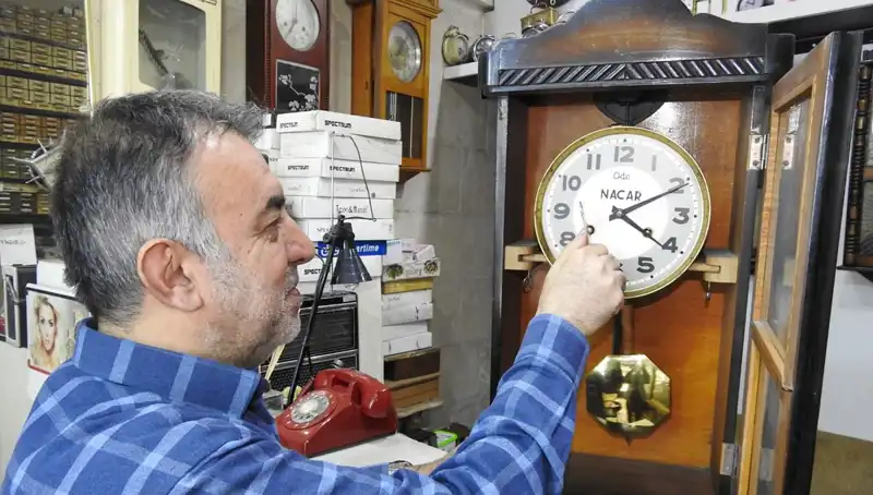Hem Geçmiş Hem Gelecek: 10 Metrekarelik Dükkanında Saatleri Tamir Eden Usta